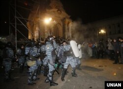 Силовики спецподразделения МВД «Беркут» во время разгона участников акции в поддержку евроинтеграции на площади Независимости в Киеве. Украина, 30 ноября 2013 года.