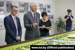 Даниил Урицкий - Данияр Усенов (в центре) на открытии БНБК. Источник фото: интернет-издание TUT.BY, 27 июля 2018 г.