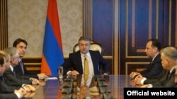 Карен Карапетян төрагалык кылган өкмөттүн чукул жыйыны, 23-апрель 2018-жыл.