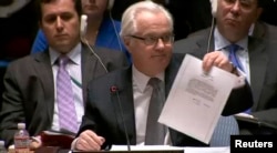 Посол России в ООН Виталий Чуркин на заседании Совета безопасности ООН демонстрирует письмо Виктора Януковича к руководителю России Владимиру Путину с просьбой использовать войска для восстановления «законности и правопорядка в Украине». Нью-Йорк, 3 марта 2014 года