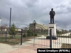 Памятник поэту Жубану Молдагалиеву.