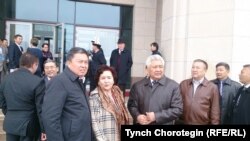 “Манас” жана кыргыз салты” аттуу эл аралык илимий жыйынга катышкан ШУАРдын расмий өкүлдөрү. Өргүл Жапар айым ортодо.