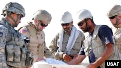 Amerikalı və əfqan mühəndislər 2008-ci ildə Əfqanıstan ordusu qarnizonunun çertyojunu nəzərdən keçirirlər.