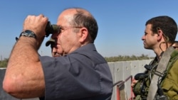 Міністр оборони Ізраїлю у 2012-2016 роках Моше Яалон (ліворуч) та ізраїльський військовослужбовець, липень 2014 року