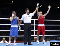 Ирландиялық боксшы Джон Джо Невин (оң жақта) Қазақстан боксшысы Қанат Әбутәліповті жеңді. Лондон, 1 тамыз 2012 жыл.