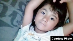 5 жашар Хувайда Тиллозода. Үй-бүлөлүк сүрөттөрүнөн.