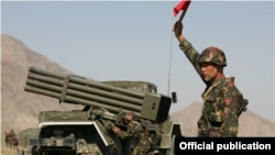 Кыргыз армиясынын жоокери машыгуу кезинде. Бишкек, 13-август, 2012.