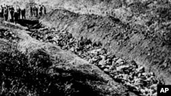 Фотографія 1944 року. На ній частина Бабиного Яру на околиці Києва, в якій виявили тисячі тіл цивільних осіб, убитих нацистами.