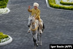 Туркменский лидер любит лошадей.