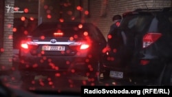 Президент Академії аграрних наук Ярослав Гадзало сідає в службове авто