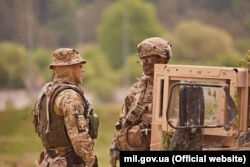 «Майк» (ліворуч) на навчаннях Combined Resolve Х, травень 2018 року