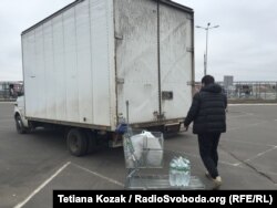 Діма купив продукти для батьків у Маріуполі