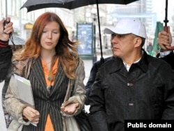 Олеся Балтусова һәм Рөстәм Миңнеханов Казанның Бауман урамында. 28 август 2011