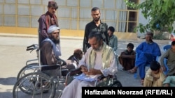 معلولان افغانستان از عدم رسیده گی به حقوق و امتیازات خود شکایت دارند. 