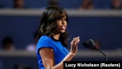 Курултайда Клинтонду Биринчи айым Мишель Обама да сүрөдү. 25-июль, 2016-жыл.