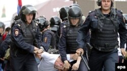 Москвада коррупцияга каршы уюштурулган акциядагы камоолор, 12-июнь 2017-жыл.