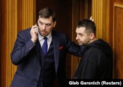 Олексій Гончарук (ліворуч) і голова фракції «Слуга народу» Давид Арахамія біля президія Верховної Ради, 13 листопада 2019 року