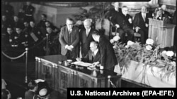 4 апреля 1949 года. Госсекретарь США Дин Ачесон подписывает Вашингтонское соглашение. Договор, более известный как Североатлантический, был подписан 12 апреля 1949 года двенадцатью государствами и является основой Организации Североатлантического договора (НАТО)