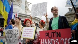 Демонстрация с требованием отказа от поставки России вертолетоносцев «Мистраль». Париж, июль 2014 года