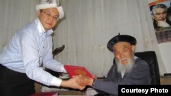 Жусуп Мамай менен Үрүмчүдөгү баш консул Азат Эркебаев. 2011.