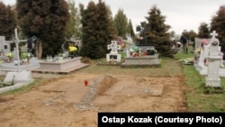 Зруйнований пам'ятник УПА у Грушовичах, квітень 2017 року