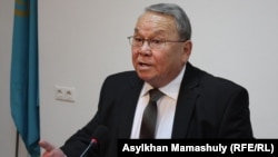 Член Коммунистической партии Алпамыс Бектурганов на пресс-конференции в Алматы. 23 сентября 2014 года.