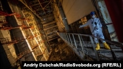 Журналіст Радіо Свобода Євген Солонина під час репортажу на балконі машзалу біля 8-ї турбіни ЧАЕС