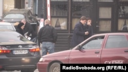 Дмитро Кащук та Микола Бояркін біля офісу на Львівській площі у Києві