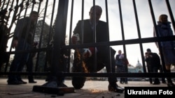 Депутат Верховної Ради Андрій Парубій розпилює паркан біля парламенту. Київ, 18 листопада 2011 року