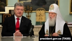 Ілюстрацыйнае фота. Прэзыдэнт Украіны Пятро Пётр Парашэнка і патрыярх Філарэт, кіраўнік Украінскай праваслаўнай царквы Кіеўскага патрыярхату падчас сустрэчы ў Кіеве, 21 кастрычніка 2018 году