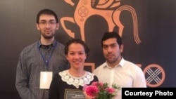 Карачай-Чиркәстән килгән Белла Шахмирза (уртада)