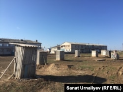 Туалеты во дворе двухэтажных домов в селе Чапаево.