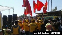 Өмүрбек Бабановдун Баткен шаарындагы эл менен жолугушуусу. Желек көтөргөн жогорку класстын айрым окуучулары. 26-сентябрь, 2017-жыл.