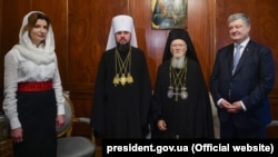 Зліва направо: дружина п’ятого президента України Марина Порошенко, глава Православної церкви України митрополит Епіфаній, Вселенський патріарх Варфоломій і п’ятий президент України Петро Порошенко. Стамбул, 5 січня 2019 року