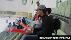 Sport treneriniň aýtmagyna görä, guramaçylygyň pes bolmagy ýaryşlara gatnaşýan tomaşaçylaryň sanynyň az bolmagyna sebäp bolýar.