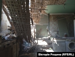 Зруйнований будинок Надії в Маріуполі, який вже не підлягає відновленню. Жінка приїхала щоб подивитися на руїни та забрати речі. Квітень 2022 року