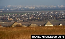 Молдова. На передньому плані село Варниця, де 22 вересня 1709 року помер гетьман Іван Мазепа. На задньому плані – місто Тирасполь. Березень 2014 року