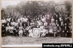 Сустрэча Саюзу савецкіх патрыётаў. Зіна і Алесь Салагубы трымаюць партрэт Сталіна