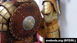 Свастычны абярэг на стылізаваным шчыце