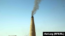 کوره خشت پزی در گوشه شرقی شهر کابل که همه روزه دود تولید میکند. داکتران میگویند که تولید این دود ها و برخی از عوامل دیگر باعث گسترش بیماری های تنفسی میشود