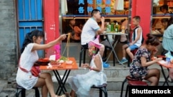 Кытайдагы көчө ашканаларынын бири.