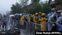Čekanje na ulaz u Prihvatni kamp u Preševu