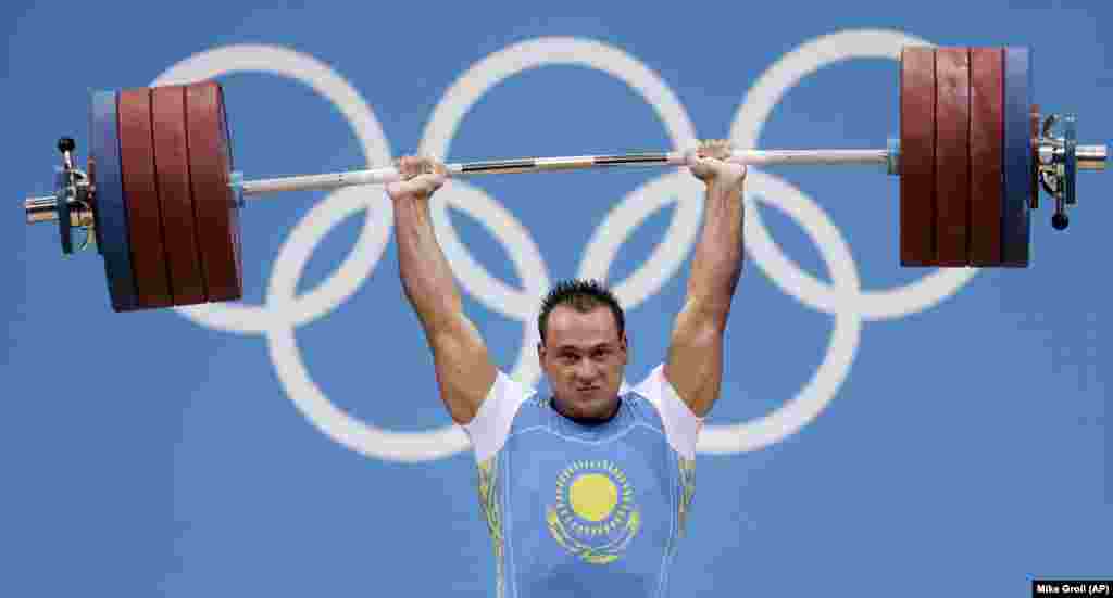 На фоне допинг-скандалов Казахстан вынужден был вернуть шесть золотых медалей. Тяжелоатлет Илья Ильин (на фото) вернул золотые награды Игр в Пекине и Лондоне после того, как при перепроверке в его пробах обнаружили запрещенные препараты. Медали высшей пробы вернули также натурализованные штангистки из Китая Зульфия Чиншанло и Майя Манеза, которые получили титул чемпионок в Лондоне. Титула лишилась и тяжелоатлетка Светлана Подобедова, бывшая гражданка России. Медаль пришлось вернуть натурализованному спортсмену из Азербайджана Ниджату Рахимову, которому вручили золото в Рио&nbsp;