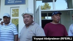 Медер Усенов в центре. Перед зданием областной администрации в Джалал-Абаде, 31 мая