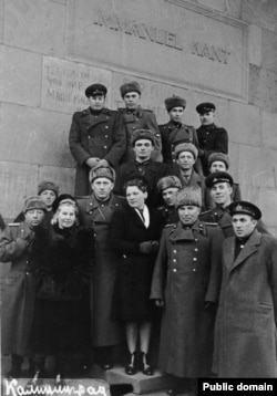 Групповой портрет у надгробия Канта. Вторая половина 1940-х гг. Автор неизвестен