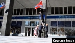 Боевики меняют флаг на ДонНУ