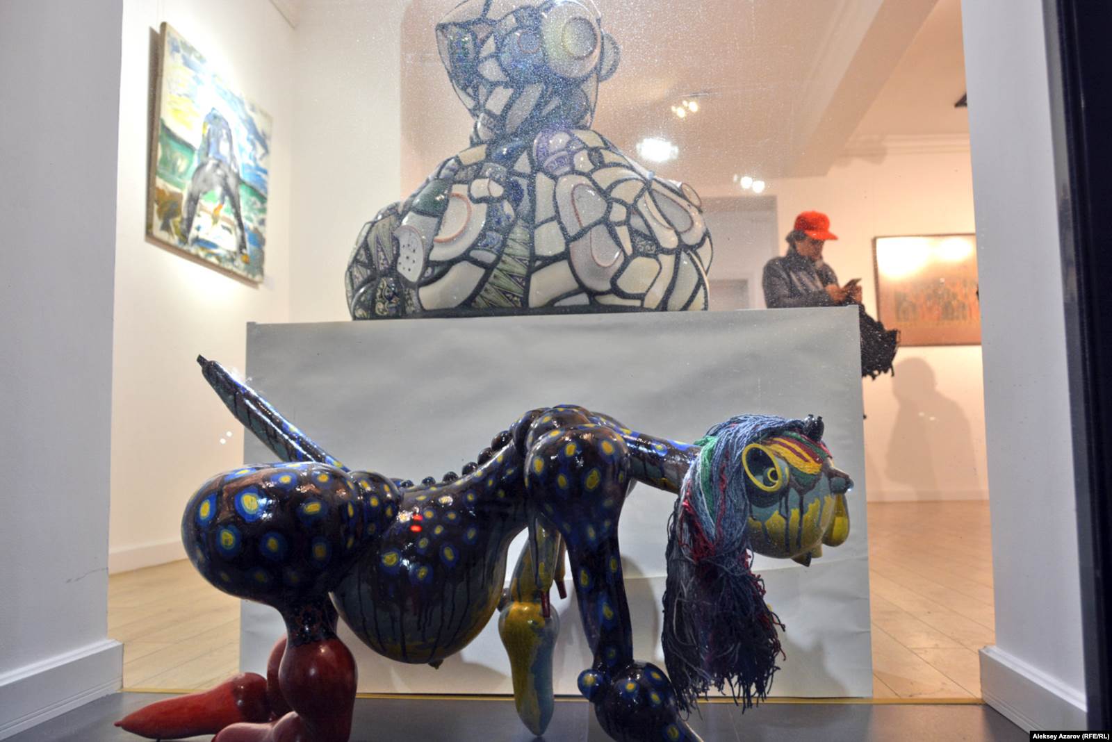 Вид на первый экспозиционный зал галереи Artmeken с улицы (с проспекта Назарбаева) и скульпутра Шамиля Гулиева "Чертовка", Алматы, 4 апреля 2019 года. 