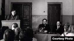 За трыбунай выступае Аляксей Карпюк