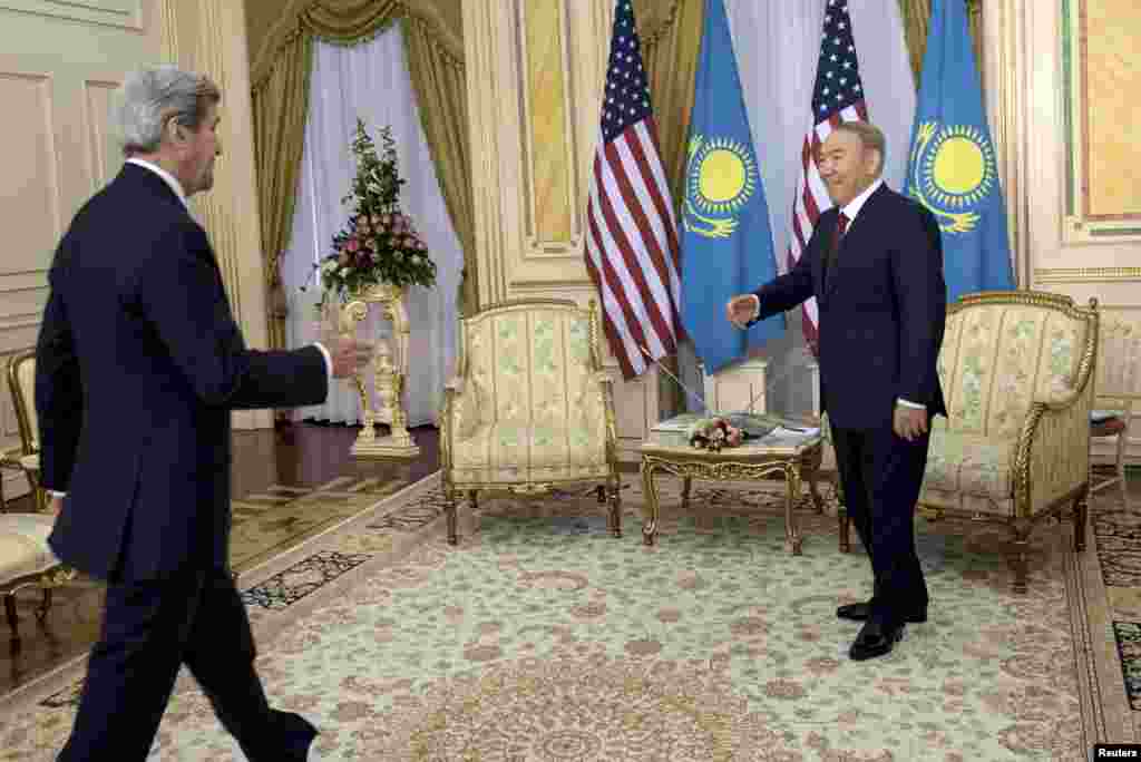 В Казахстане Керри встретился с президентом Нурсултаном Назарбаевым.Первый президент страны, как и Каримов в Узбекистане, был выходцем из советской партийной номенклатуры. Но, в отличие от руководителя соседней страны, Назарбаев открыл западным компаниям доступ к нефтяным богатствам и пытался создать имидж Казахстана как прогрессивного и дружественного к зарубежным инвесторам государства, отмечал в мемуарах американский дипломат Джордж Крол, которому довелось беседовать и с Назарбаевым, и с Каримовым