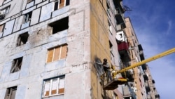 Художник Гвидо Ван Хелтен работает над муралом в Авдеевке, 12 октября 2016 года